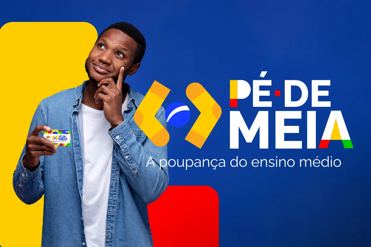 Jovem segura o cartão Pé-de-Meia ao lado da marca do programa, em referência ao calendário de pagamento de maio.