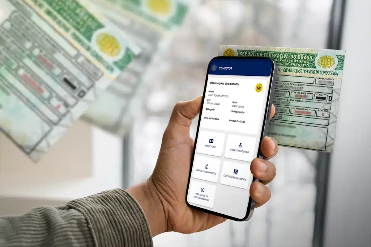 Pessoa segurando celular com plataforma digital da CNH aberta na tela