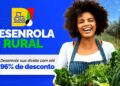 Produtora rural segurando verduras ao lado do banner do programa Desenrola Rural