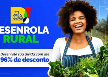 Produtora rural segurando verduras ao lado do banner do programa Desenrola Rural