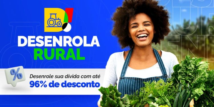Produtora rural segurando verduras ao lado do banner do programa Desenrola Rural