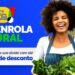 Produtora rural segurando verduras ao lado do banner do programa Desenrola Rural