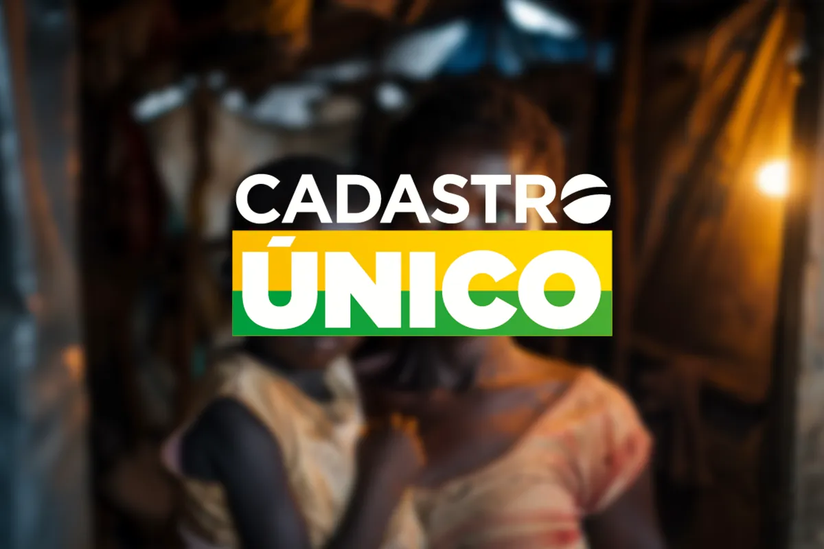 Logotipo do Cadastro Único sobre imagem desfocada de família em ambiente simples