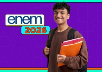 Jovem com mochila segurando cadernos coloridos laranja e rosa sorri ao lado do logo Enem 2026 em fundo roxo