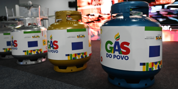 Botijões do programa Gás do Povo exibidos em evento do governo federal