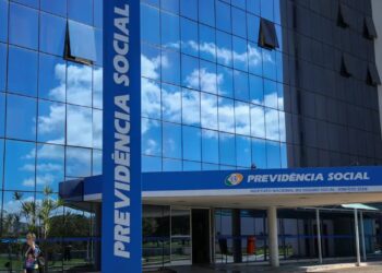 Fachada do edifício sede do INSS com letreiro Previdência Social