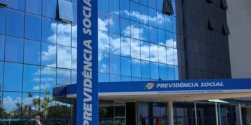 Fachada do edifício sede do INSS com letreiro Previdência Social