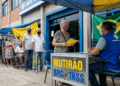 Pessoas idosas aguardam em fila num mutirão do BPC/INSS