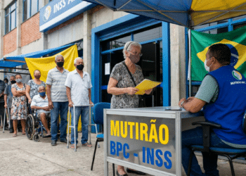Pessoas idosas aguardam em fila num mutirão do BPC/INSS