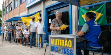 Pessoas idosas aguardam em fila num mutirão do BPC/INSS