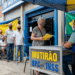 Pessoas idosas aguardam em fila num mutirão do BPC/INSS
