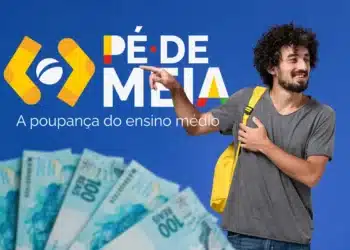 Estudante com mochila aponta para logo do programa Pé-de-Meia ao lado de notas de R$ 100