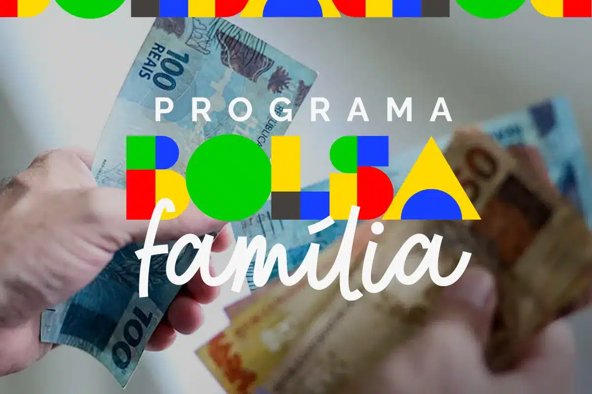 Pessoa manuseando dinheiro com destaque para o programa Bolsa Família