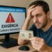 Homem olha preocupado para documento de identidade diante de monitor com aviso de exigência de cadastro biométrico da Previdência Social