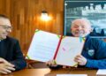 Presidente Lula exibe documento assinado da lei CNH do Brasil ao lado do ministro George Santoro no Palácio da Alvorada