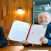Presidente Lula exibe documento assinado da lei CNH do Brasil ao lado do ministro George Santoro no Palácio da Alvorada