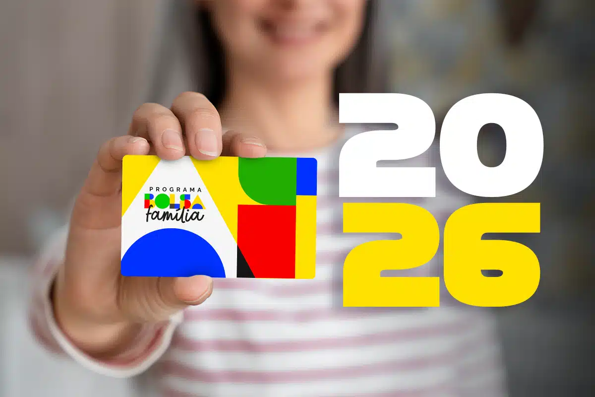 Mulher segura cartão colorido do Bolsa Família com texto “2026” em destaque amarelo e branco.