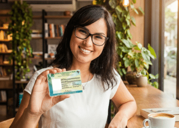 Mulher exibe a nova CIN, disponível também em versão digital pelo aplicativo Gov.br