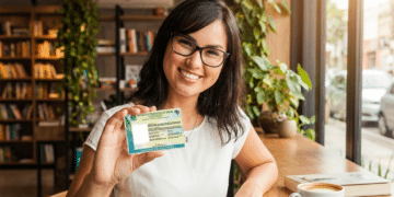 Mulher exibe a nova CIN, disponível também em versão digital pelo aplicativo Gov.br