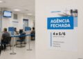 Cartaz em agência do INSS informa fechamento dias 4 e 5/6 por Corpus Christi, com guichês e atendentes ao fundo