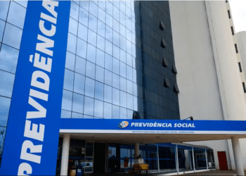 Prédio espelhado do INSS com fachada azul da Previdência Social, totem vertical e entrada principal em Brasília