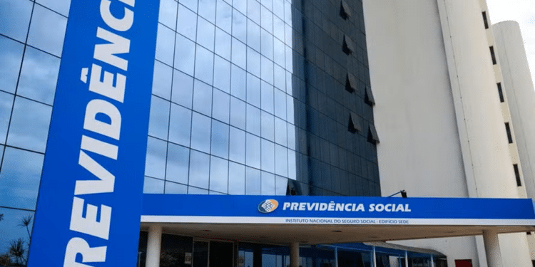 Prédio espelhado do INSS com fachada azul da Previdência Social, totem vertical e entrada principal em Brasília