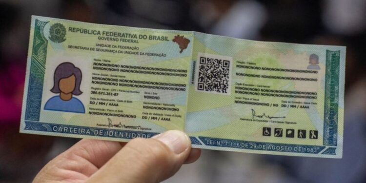 Mão segurando nova Carteira de Identidade Nacional brasileira, fundo difuso e dados fictícios.