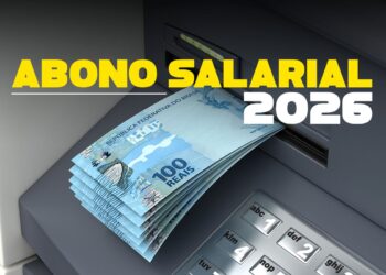Notas de 100 reais saindo de caixa eletrônico com texto abono salarial 2026 em destaque