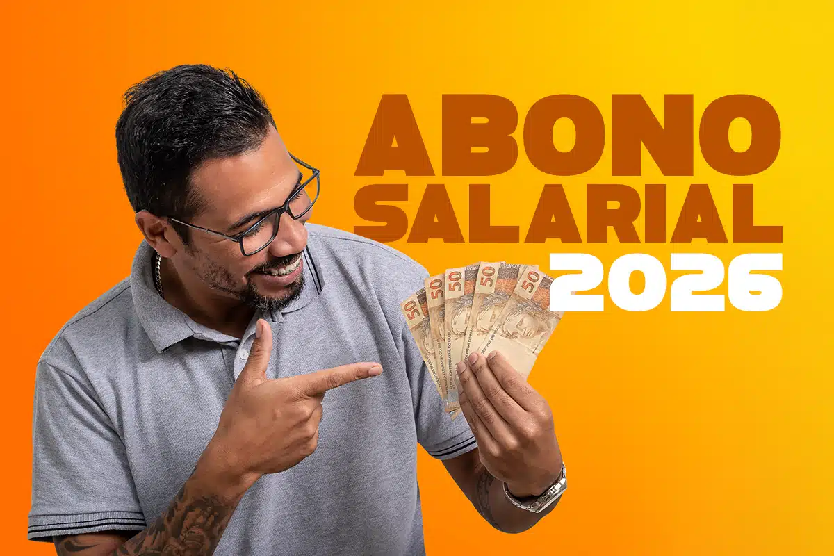 Homem sorrindo com óculos aponta para notas de cinquenta reais em mão com fundo laranja e texto "Abono Salarial 2026"