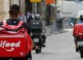 Entregador de aplicativo pedala com mochila de entregas nas costas, perfil de trabalhador que pode financiar bicicleta ou moto sem entrada pelo Move Brasil