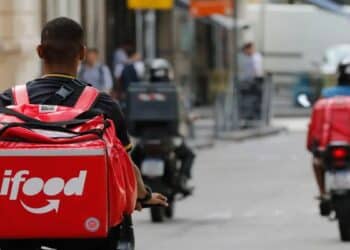 Entregador de aplicativo pedala com mochila de entregas nas costas, perfil de trabalhador que pode financiar bicicleta ou moto sem entrada pelo Move Brasil