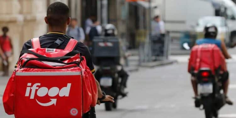 Entregador de aplicativo pedala com mochila de entregas nas costas, perfil de trabalhador que pode financiar bicicleta ou moto sem entrada pelo Move Brasil