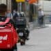 Entregador de aplicativo pedala com mochila de entregas nas costas, perfil de trabalhador que pode financiar bicicleta ou moto sem entrada pelo Move Brasil