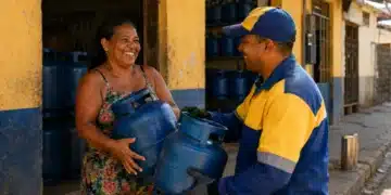 Mulher retirando um botijão de gás do programa Gás do Povo em uma revenda durante o atendimento, representando a liberação do benefício em julho de 2026.