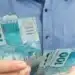 Trabalhador segurando notas de reais, representando os valores do lucro do FGTS em 2026.