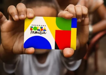 MDS desmente boato e confirma que Bolsa Família segue com pagamento normal após eleições 1 Mãos seguram cartão do Bolsa Família em referência à continuidade dos pagamentos do programa