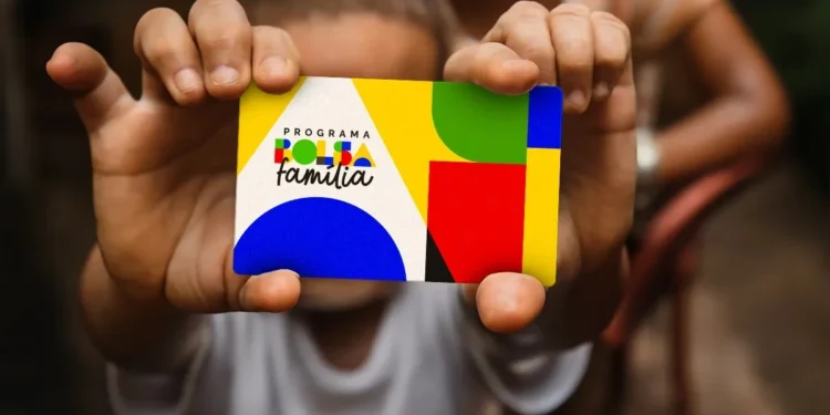 MDS desmente boato e confirma que Bolsa Família segue com pagamento normal após eleições 1 Mãos seguram cartão do Bolsa Família em referência à continuidade dos pagamentos do programa