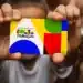 MDS desmente boato e confirma que Bolsa Família segue com pagamento normal após eleições 14 Mãos seguram cartão do Bolsa Família em referência à continuidade dos pagamentos do programa