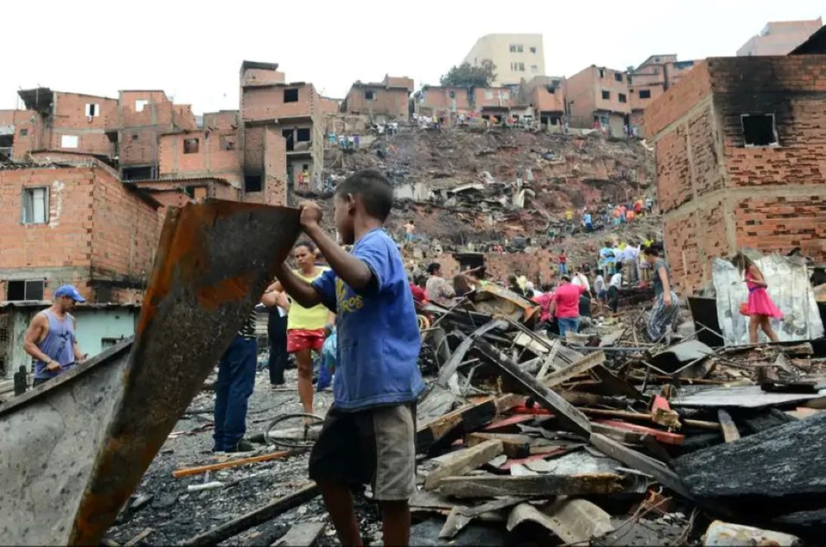 Golpe do Auxílio Reconstrução promete R$ 1.050: Governo diz que benefício não existe em 2026 2 Moradores em área destruída por desastre, em referência ao Auxílio Reconstrução criado em 2024.