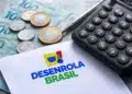 Desenrola Brasil aparece em documento sobre renegociação de dívidas ao lado de dinheiro brasileiro e calculadora