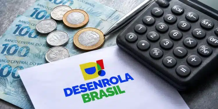 Governo estende Desenrola 2.0: prazo para renegociar dívidas com bancos segue aberto até 31 de agosto 1 Desenrola Brasil aparece em documento sobre renegociação de dívidas ao lado de dinheiro brasileiro e calculadora