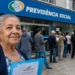 Idosa em frente à agência do INSS representando o mutirão de atendimento neste fim de semana.