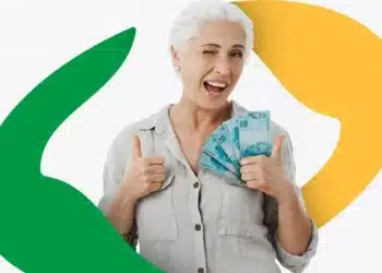 INSS libera calendário de agosto: quem recebe R$ 1.621 tem pagamento a partir do dia 25 6 Idosa segurando cédulas de real, representando o pagamento dos benefícios do INSS em agosto a partir do dia 25.