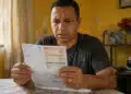 Homem analisa a conta de luz com preocupação após mudanças na Tarifa Social de Energia.