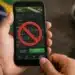 Beneficiários do Bolsa Família e BPC não podem mais abrir conta em sites de apostas no Brasil 14 Celular com símbolo de bloqueio em plataforma de apostas representando restrição para beneficiários do Bolsa Família e BPC