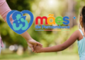 Mulher de mão dada com menina em parque, com logo “Mães de Pernambuco” sobreposto.
