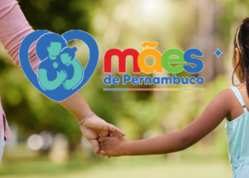 Programa Mães de Pernambuco credita R$ 300 pela Caixa a 100 mil mulheres em setembro 1 Mulher de mão dada com menina em parque, com logo “Mães de Pernambuco” sobreposto.