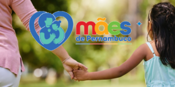Mulher de mão dada com menina em parque, com logo “Mães de Pernambuco” sobreposto.