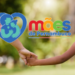 Mulher de mão dada com menina em parque, com logo “Mães de Pernambuco” sobreposto.