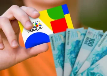 Cartão do Bolsa Família ao lado de notas de dinheiro representando o pagamento do benefício em setembro de 2026